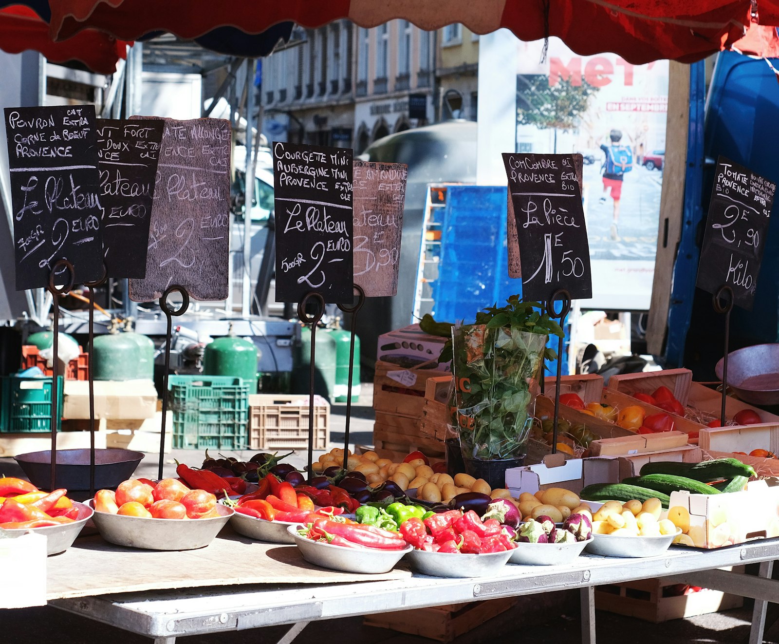 Marché coloré de Marseille avec étals